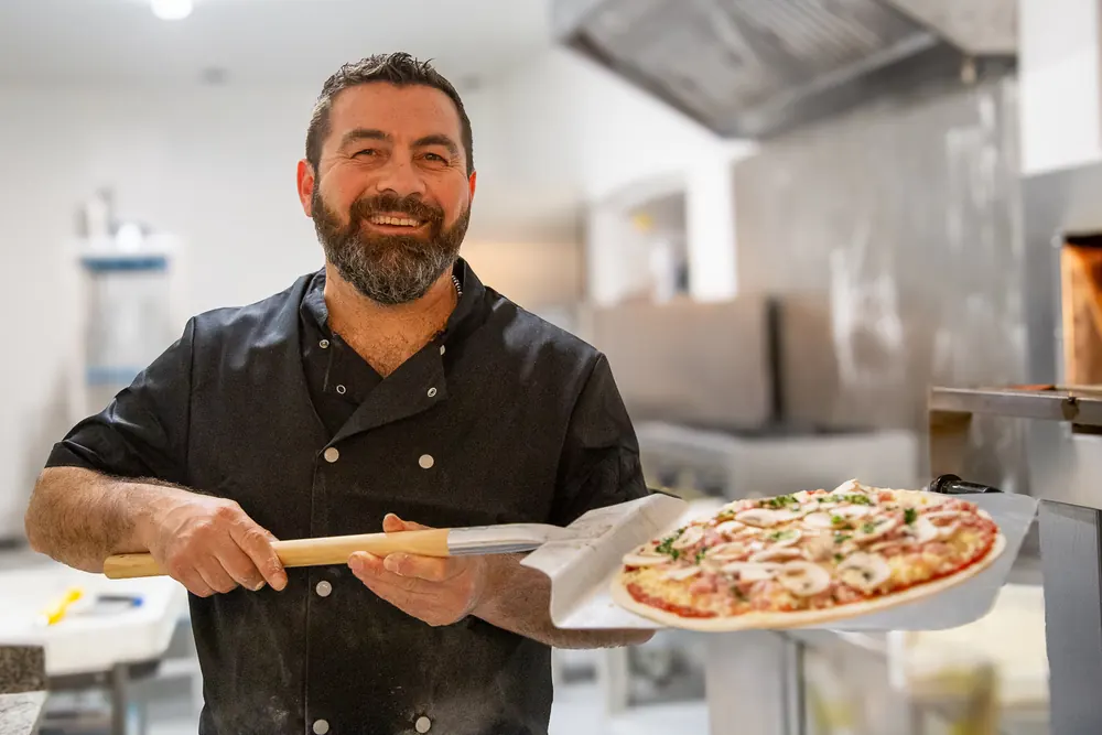 Jimmy, la pizza sur la pelle, dans la cuisine de La Marianne