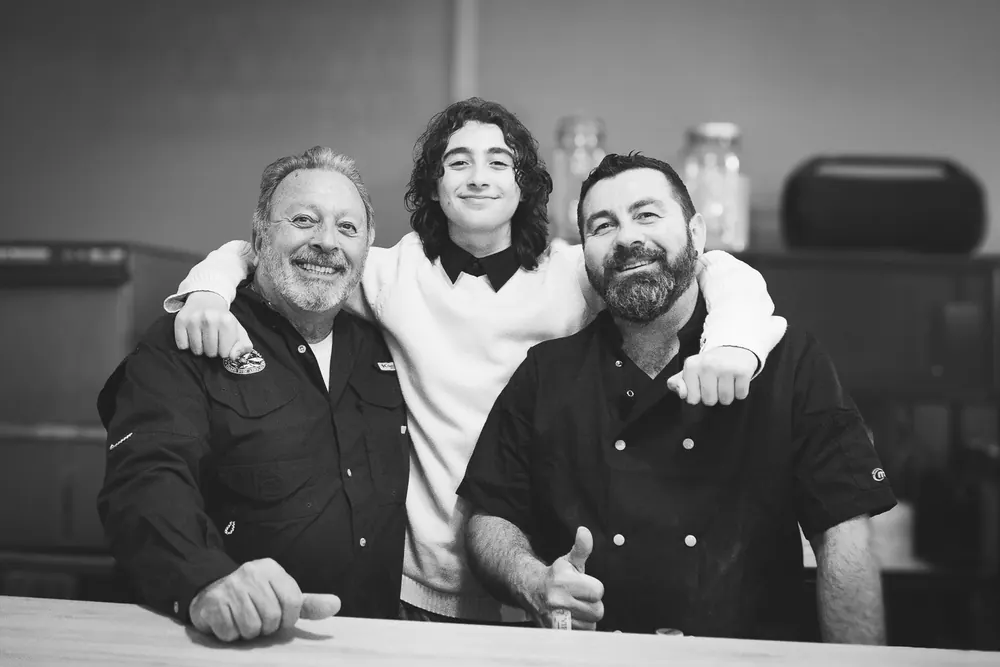 Trois générations de la famille réunies en cuisine
