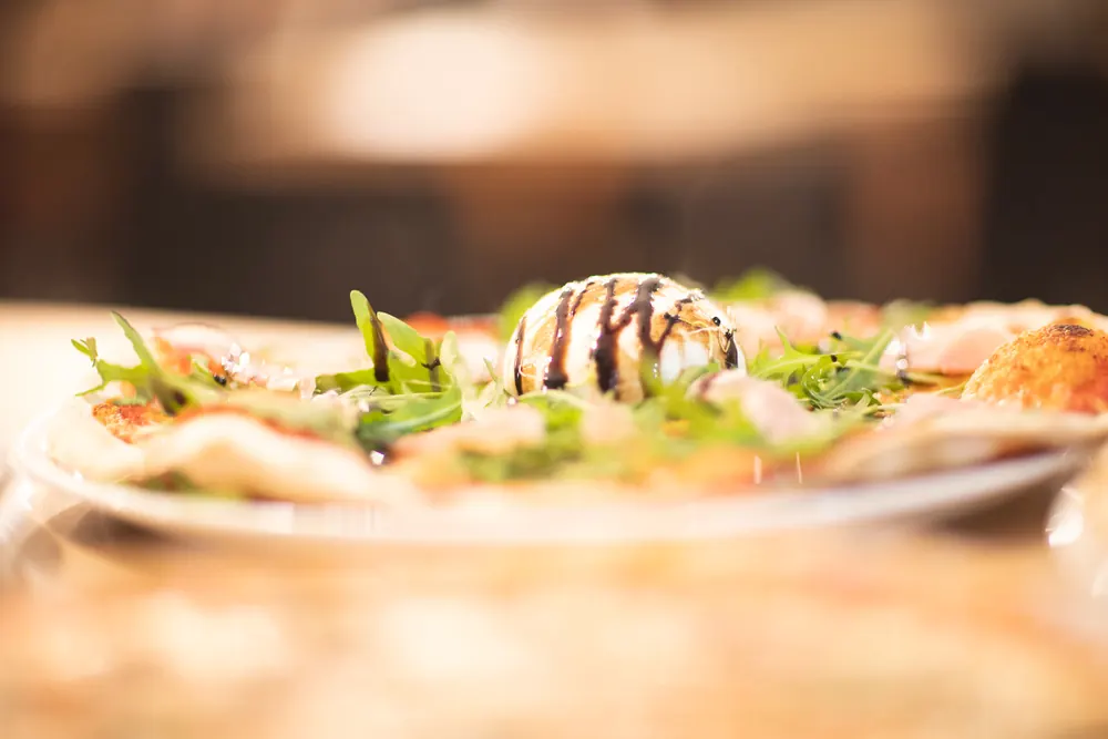 Pizza à la burrata et à la roquette
