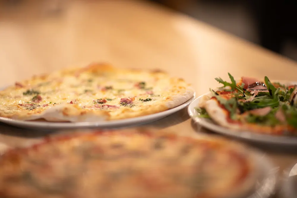 Pizzas servies en salle à La Marianne